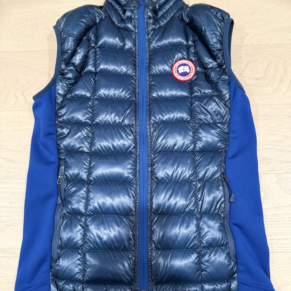 Sold Canada Goose HyBridge Lite Vest – Men’s Medium – Navy – New with Tags